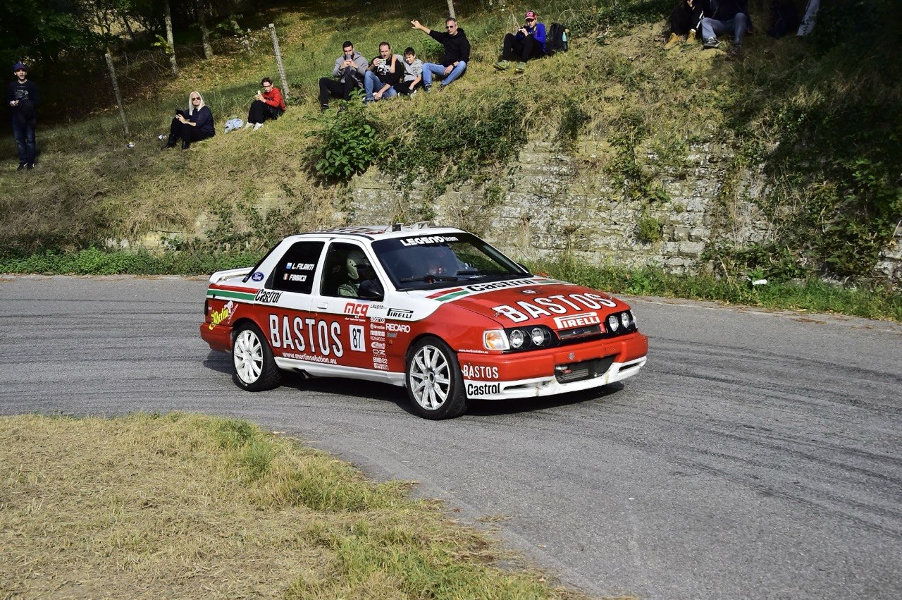 Ford Sierra Cosworth Bastos della Legend Team in curva davanti al pubblico